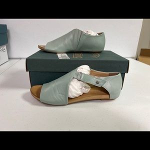 BUENO KALE SIZE 8.5 PALE GREEN  FLAT ASYMMETRICAL SANDALS BRAND NEW WITH BOX
